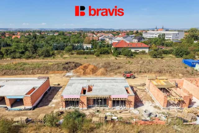 Prodej moderního, nízkoenergetického vilabytu 3+kk, 90,2 m2, Brno - Tuřany, 2 terasy, zahrádka 32,7 m2, parkování, Brno, okres Brno-město