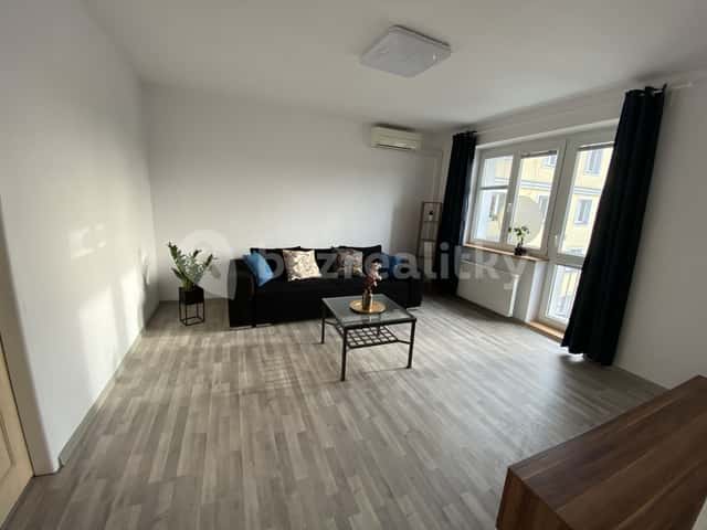 Pronájem bytu 2+1 60 m², Náměstí Dukelských Hrdinů, Pardubice