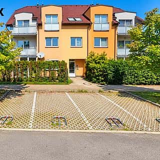 Pronájem parkovacího místa 12 m² Praha, Švihovská, Praha