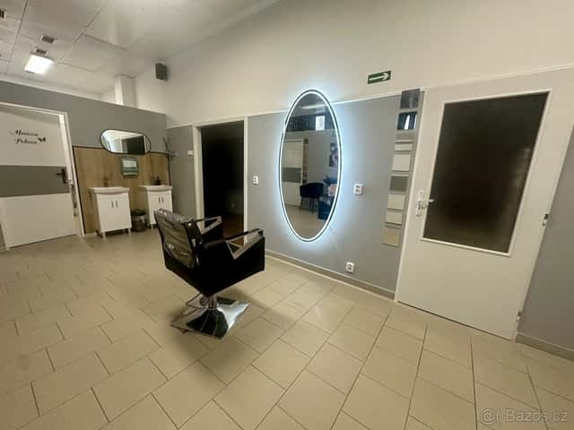 PRONÁJEM KADEŘNICKÉHO KŘESLA V CENTRU MĚSTA – 6 500 Kč VČETN, okres Liberec