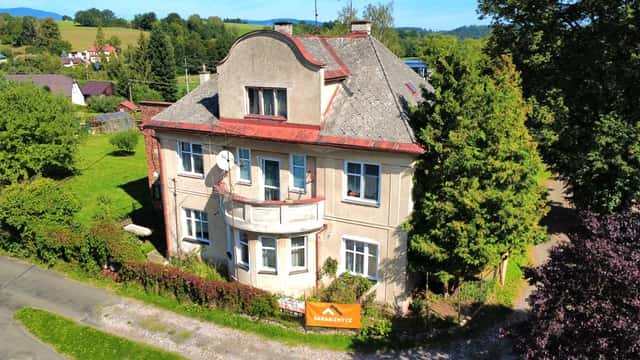 Vila z 30. let se dvěma byty a stavebním pozemkem, Pilníkov, okres Trutnov
