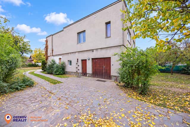Prodej, vícegenerační rodinný dům s garáží, pozemky 928 m2,, okres Olomouc