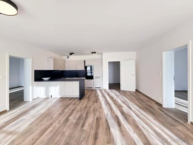 Podnájem bytu 3+kk se dvěma balkony, 102 m², s garáží, Český, okres Kolín